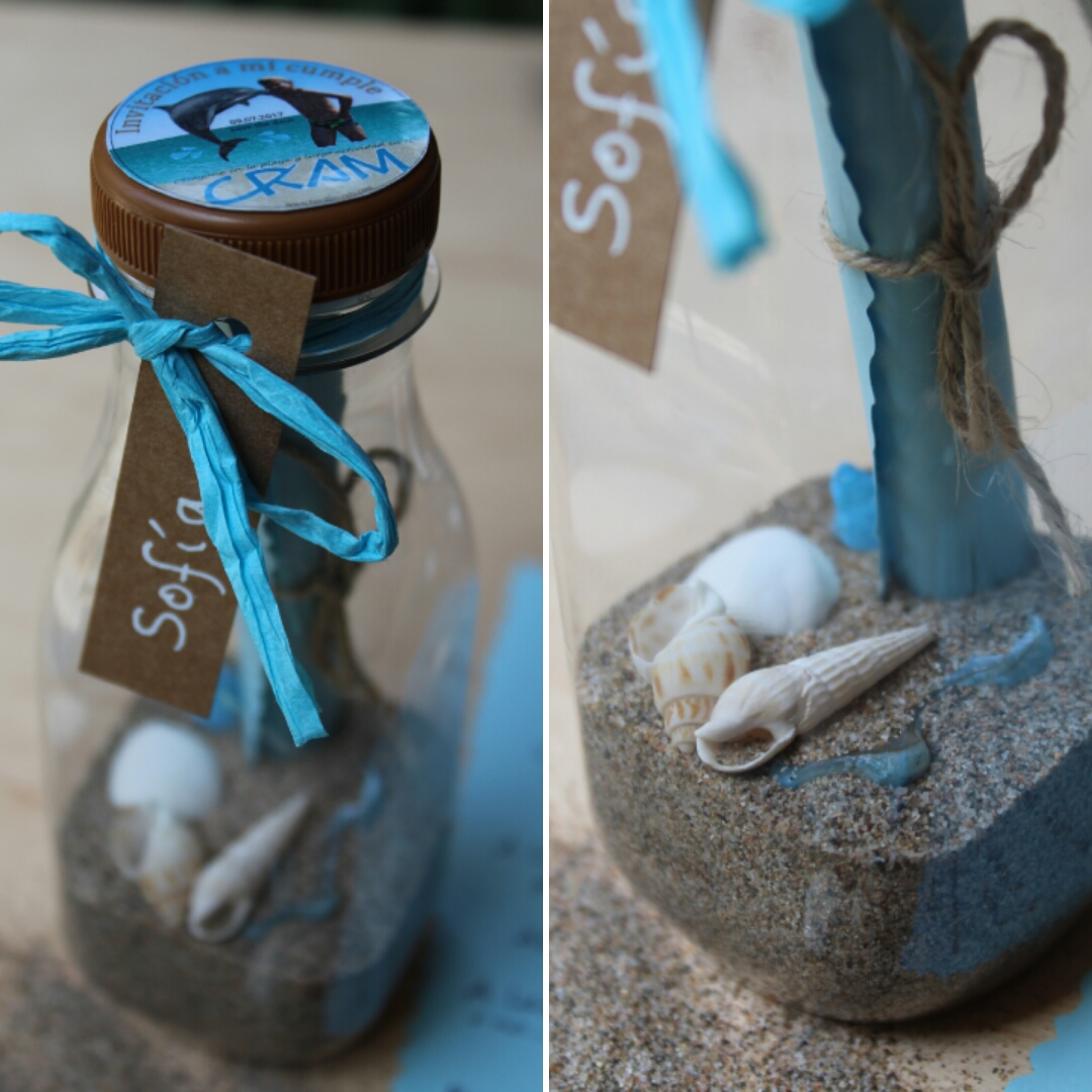 Invitaci&oacute;n original en una botella con arena, conchas y piedras coloridos para  una fiesta en la playa. En la tapa se refleja el logo del protagonista.